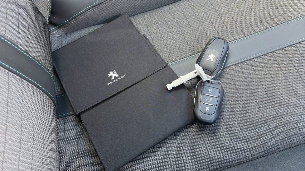 Peugeot 208 1.2 PureTech 100 Allure Premium + 5dr Petrol Hatchback - Image 19