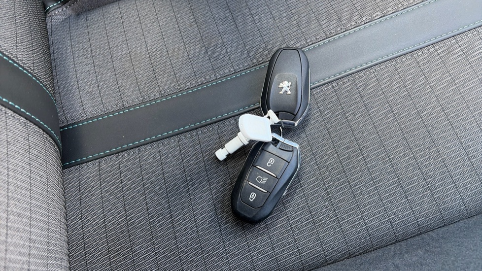 Peugeot 208 1.2 PureTech 100 Allure Premium + 5dr Petrol Hatchback - Image 20