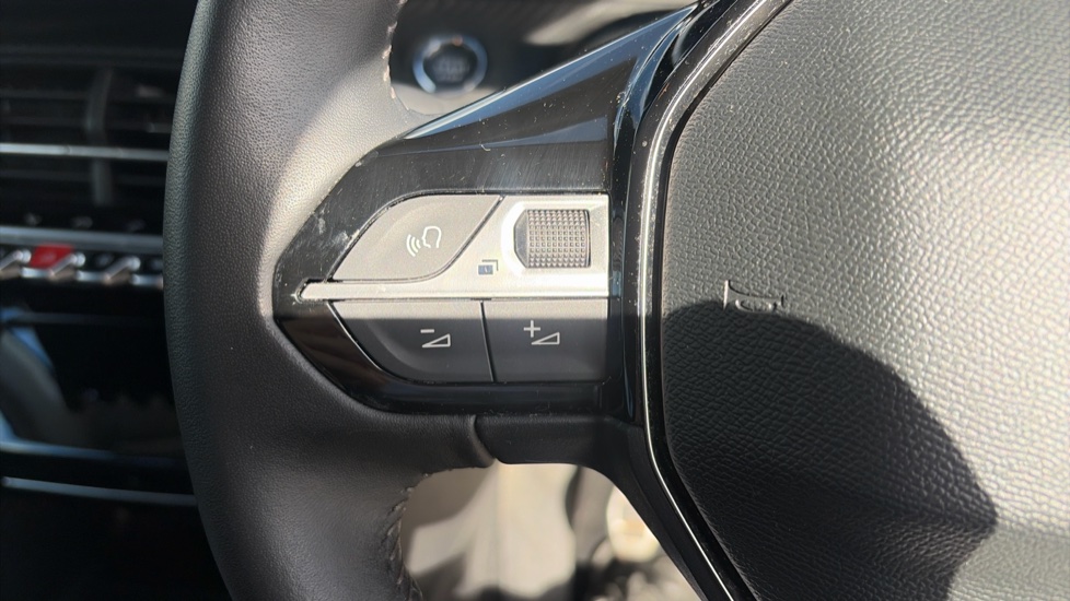 Peugeot 208 1.2 PureTech 100 Allure Premium + 5dr Petrol Hatchback - Image 31