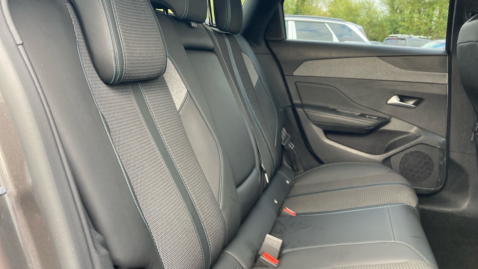 Peugeot 308 1.2 PureTech Allure Premium 5dr EAT8 Petrol Estate - Image 16