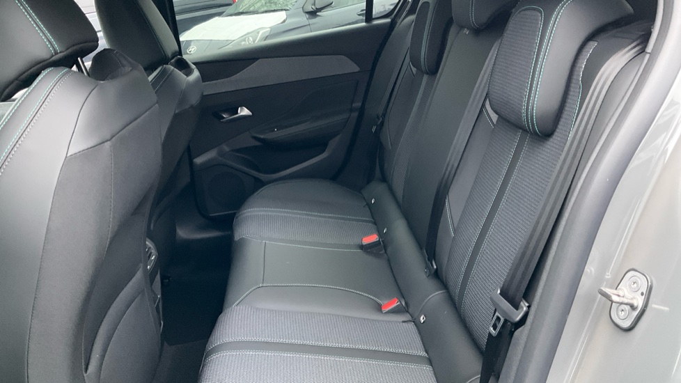 Peugeot 308 1.2 Hybrid 136 Allure 5dr e-DSC6 Petrol Hatchback - Image 16