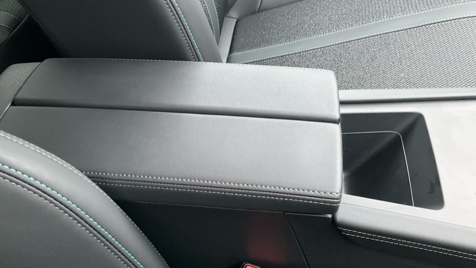 Peugeot 308 1.2 Hybrid 136 Allure 5dr e-DSC6 Petrol Hatchback - Image 28