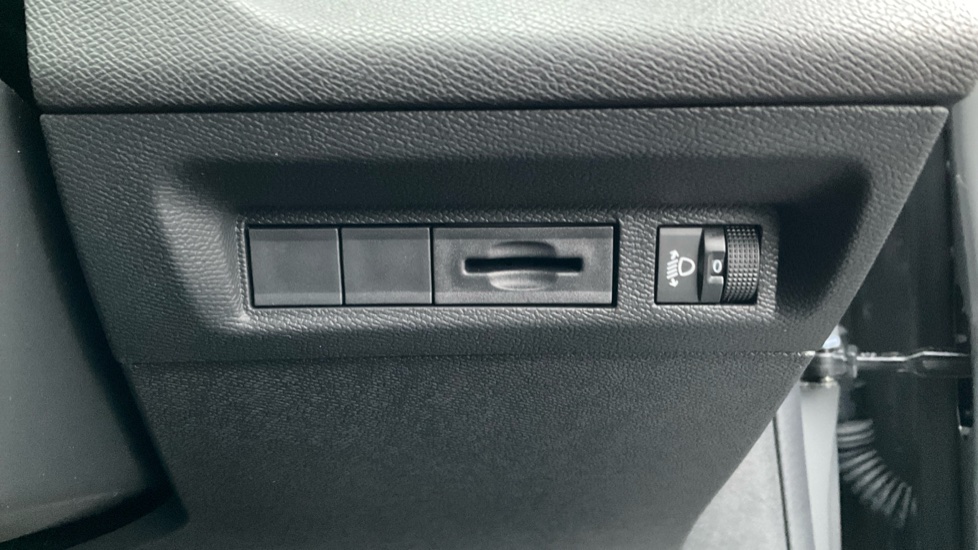 Peugeot 308 1.2 Hybrid 136 Allure 5dr e-DSC6 Petrol Hatchback - Image 32
