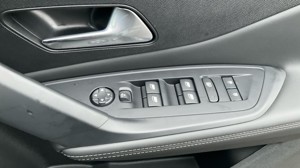 Peugeot 308 1.2 Hybrid 136 Allure 5dr e-DSC6 Petrol Hatchback - Image 33