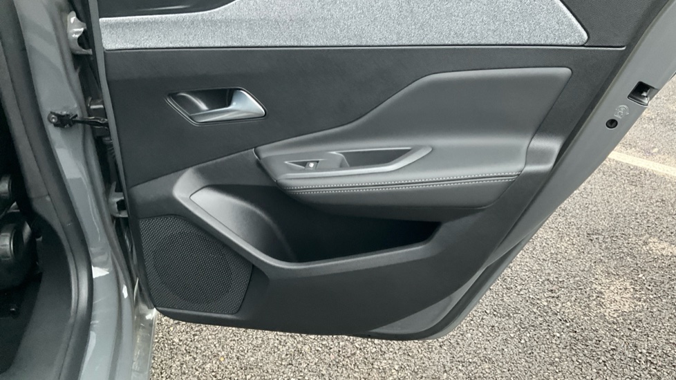 Peugeot 308 1.2 Hybrid 136 Allure 5dr e-DSC6 Petrol Hatchback - Image 37