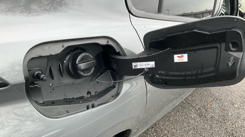 Peugeot 308 1.2 Hybrid 136 Allure 5dr e-DSC6 Petrol Hatchback - Image 38