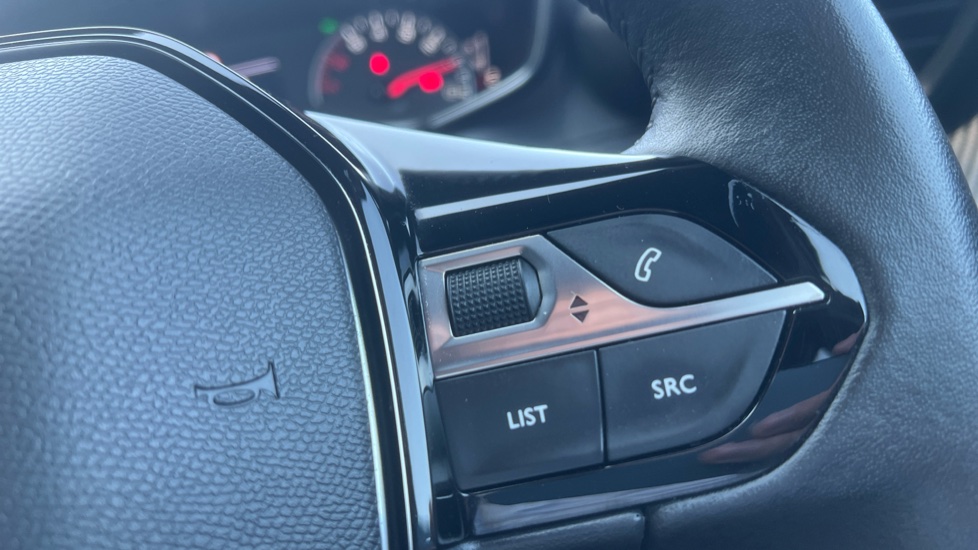 Peugeot 2008 1.2 PureTech Active Premium+ 5dr Petrol Estate - Image 31