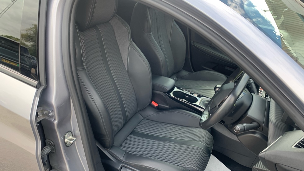 Peugeot 208 1.2 PureTech 100 GT 5dr Petrol Hatchback - Image 31