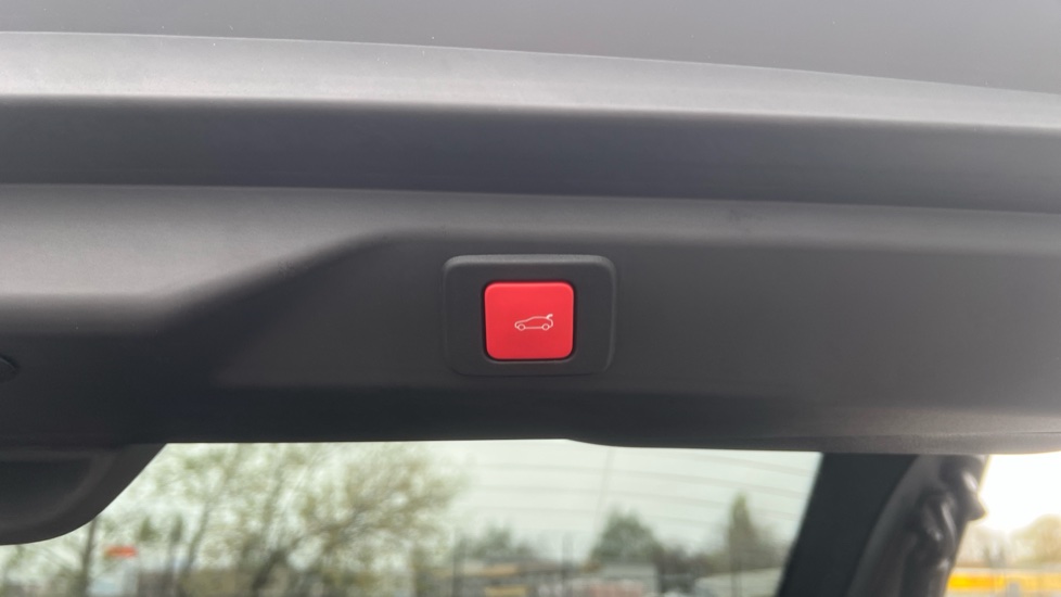 Peugeot 3008 157kW GT 73kWh 5dr Auto Electric Estate - Image 21