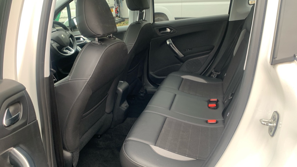 Peugeot 2008 1.2 PureTech Allure Premium 5dr [Start Stop] Petrol Estate - Image 16