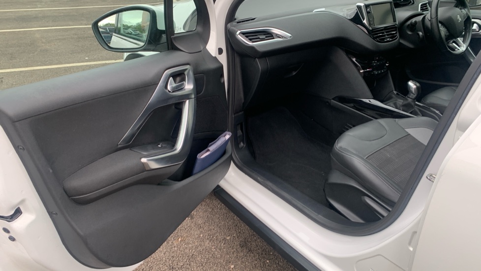 Peugeot 2008 1.2 PureTech Allure Premium 5dr [Start Stop] Petrol Estate - Image 31