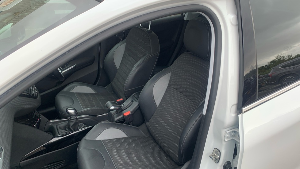 Peugeot 2008 1.2 PureTech Allure Premium 5dr [Start Stop] Petrol Estate - Image 32