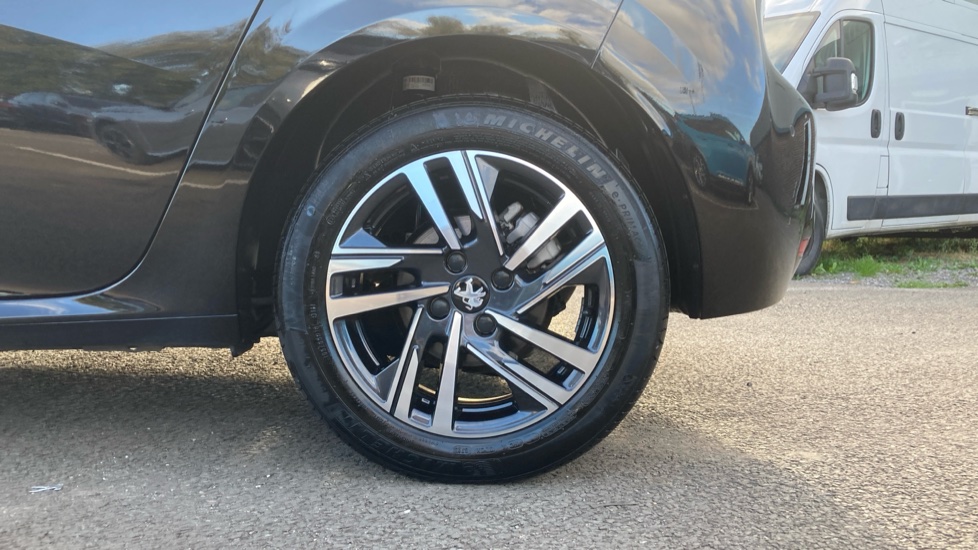 Peugeot 208 1.2 PureTech 100 Allure Premium + 5dr Petrol Hatchback - Image 7