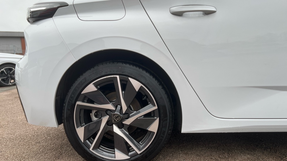 Peugeot 308 1.2 Hybrid 136 Allure 5dr e-DSC6 Petrol Hatchback - Image 7