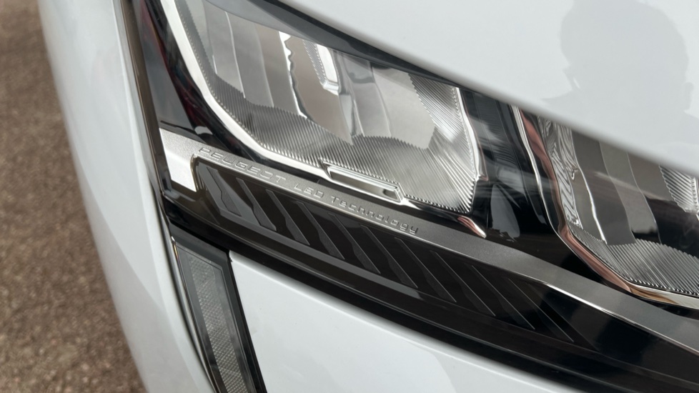Peugeot 308 1.2 Hybrid 136 Allure 5dr e-DSC6 Petrol Hatchback - Image 23