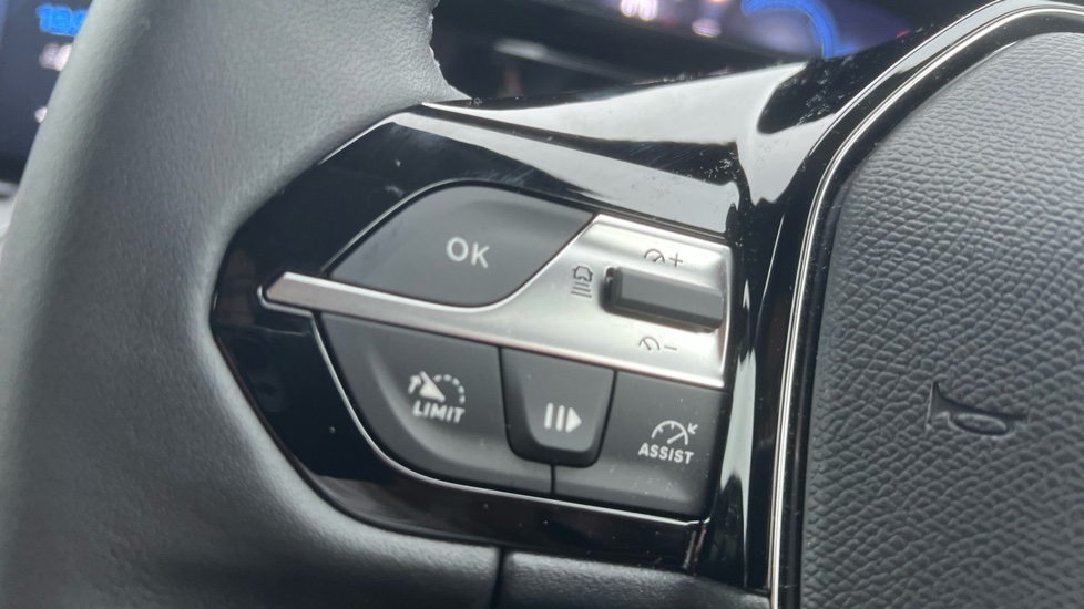 Peugeot 308 1.2 Hybrid 136 Allure 5dr e-DSC6 Petrol Hatchback - Image 25