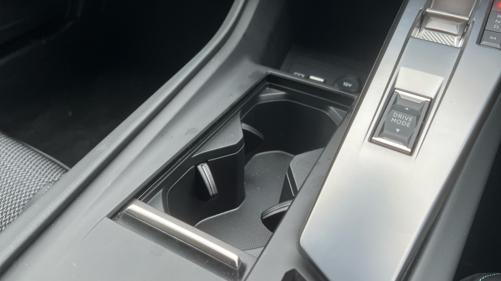 Peugeot 308 1.2 Hybrid 136 Allure 5dr e-DSC6 Petrol Hatchback - Image 34