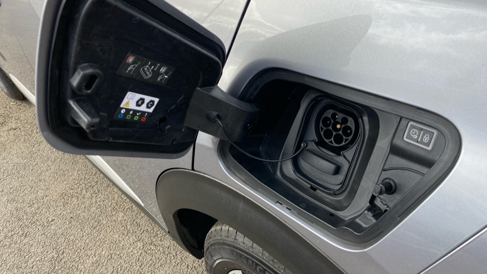 Peugeot 2008 100kW GT 50kWh 5dr Auto Electric Estate - Image 43