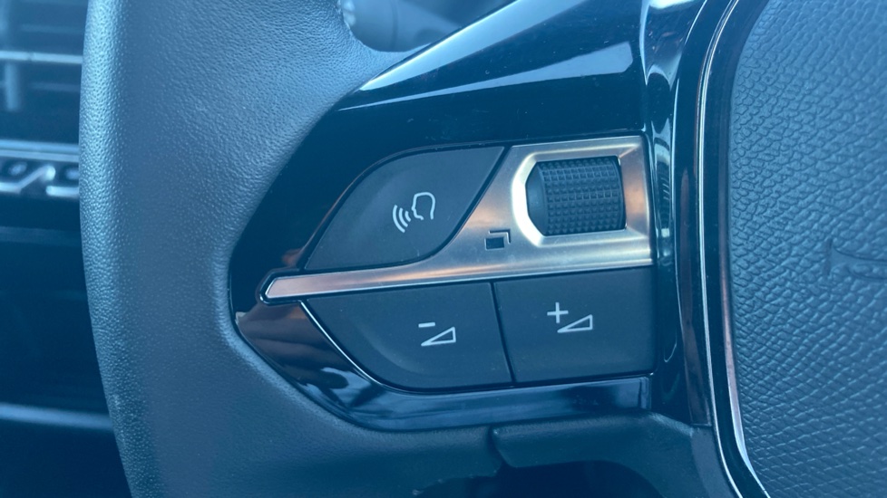 Peugeot 2008 100kW Active Premium+ 50kWh 5dr Auto Electric Estate - Image 33