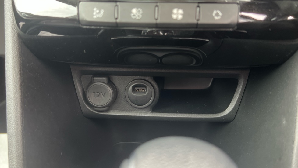 Peugeot 2008 1.2 PureTech 130 Allure Premium 5dr EAT6 Petrol Estate - Image 31