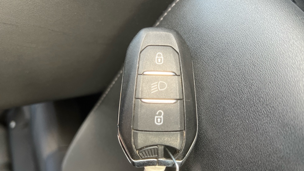 Peugeot 208 1.2 PureTech 100 Allure 5dr Petrol Hatchback - Image 19