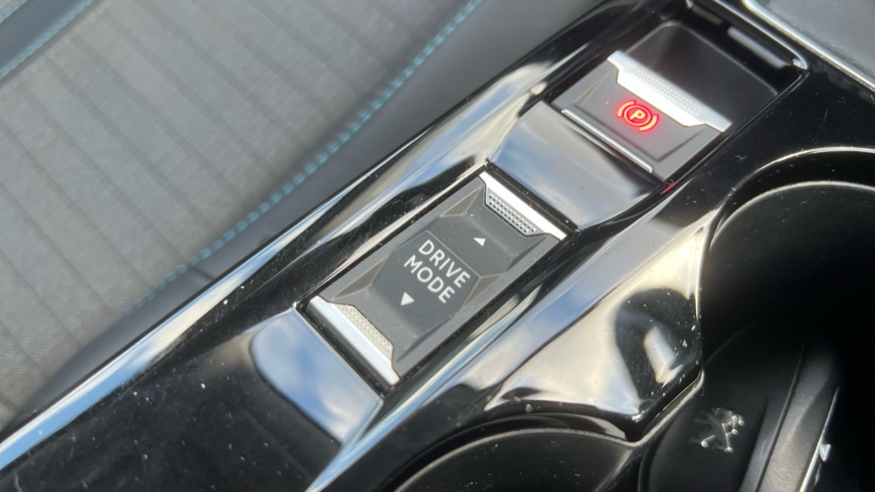 Peugeot 208 1.2 PureTech 100 Allure 5dr Petrol Hatchback - Image 23