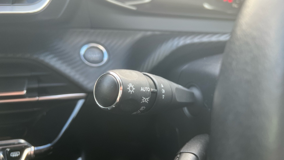 Peugeot 208 1.2 PureTech 100 Allure 5dr Petrol Hatchback - Image 27