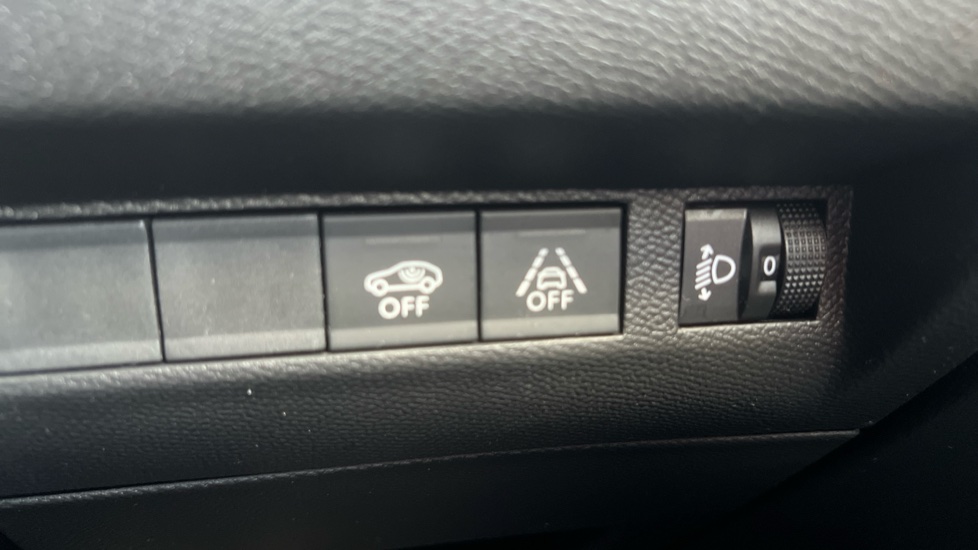 Peugeot 208 1.2 PureTech 100 Allure 5dr Petrol Hatchback - Image 30