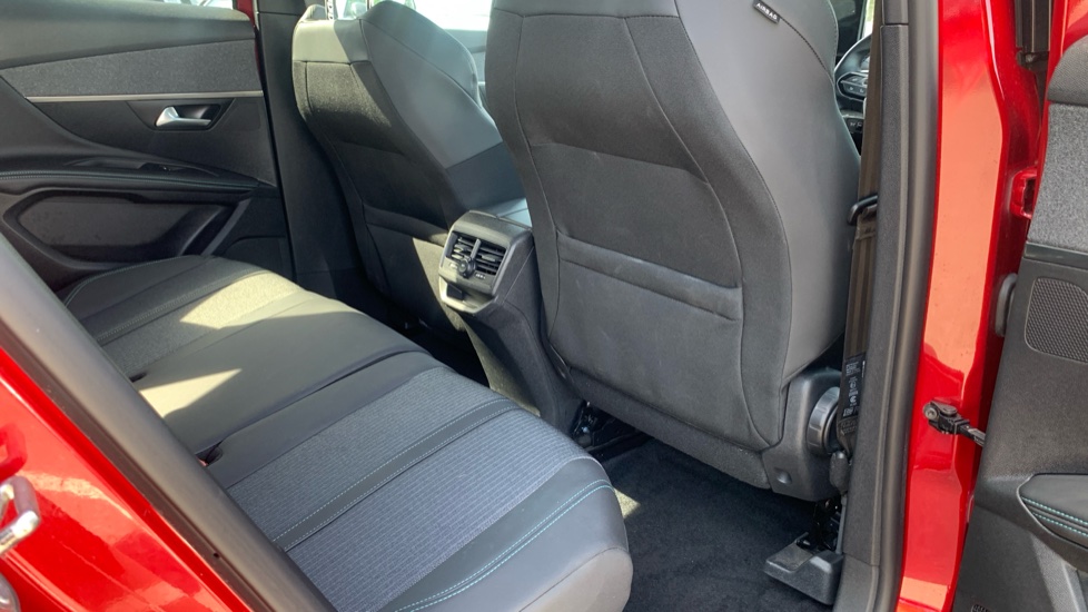 Peugeot 3008 1.2 PureTech Allure Premium+ 5dr EAT8 Petrol Estate - Image 26