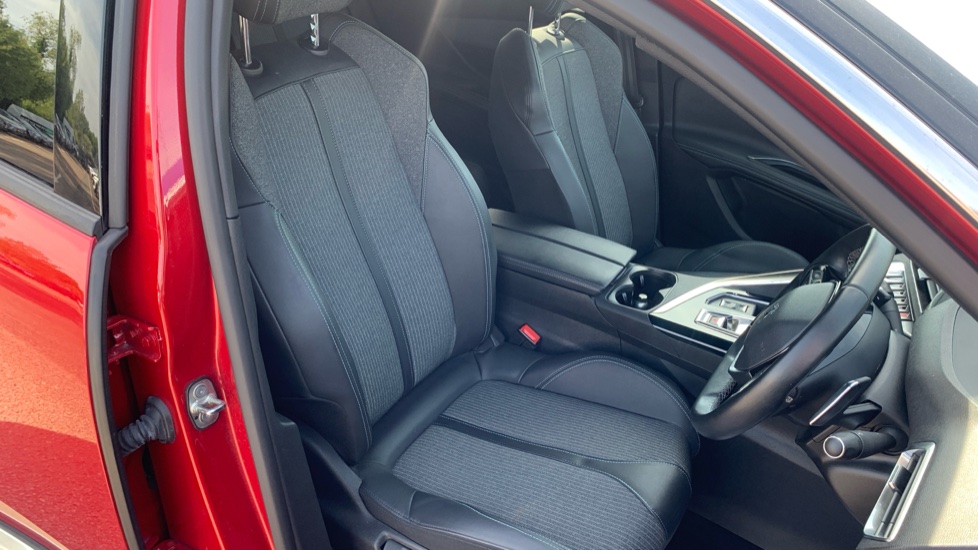 Peugeot 3008 1.2 PureTech Allure Premium+ 5dr EAT8 Petrol Estate - Image 31