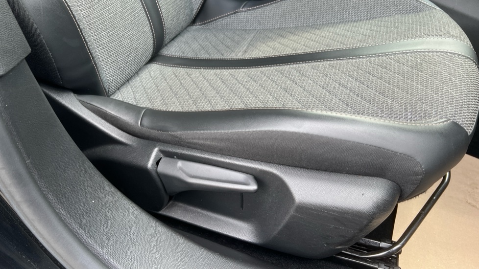 Peugeot 2008 1.2 PureTech 130 Allure 5dr Petrol Estate - Image 22