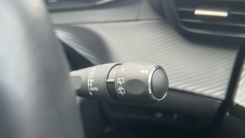 Peugeot 2008 1.2 PureTech 130 Allure 5dr Petrol Estate - Image 27