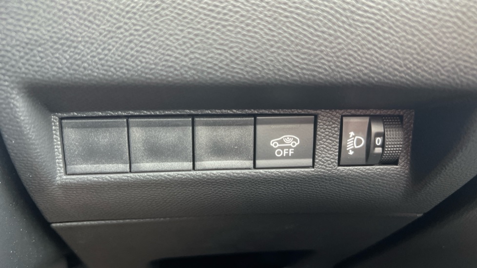 Peugeot 2008 1.2 PureTech 130 Allure 5dr Petrol Estate - Image 29