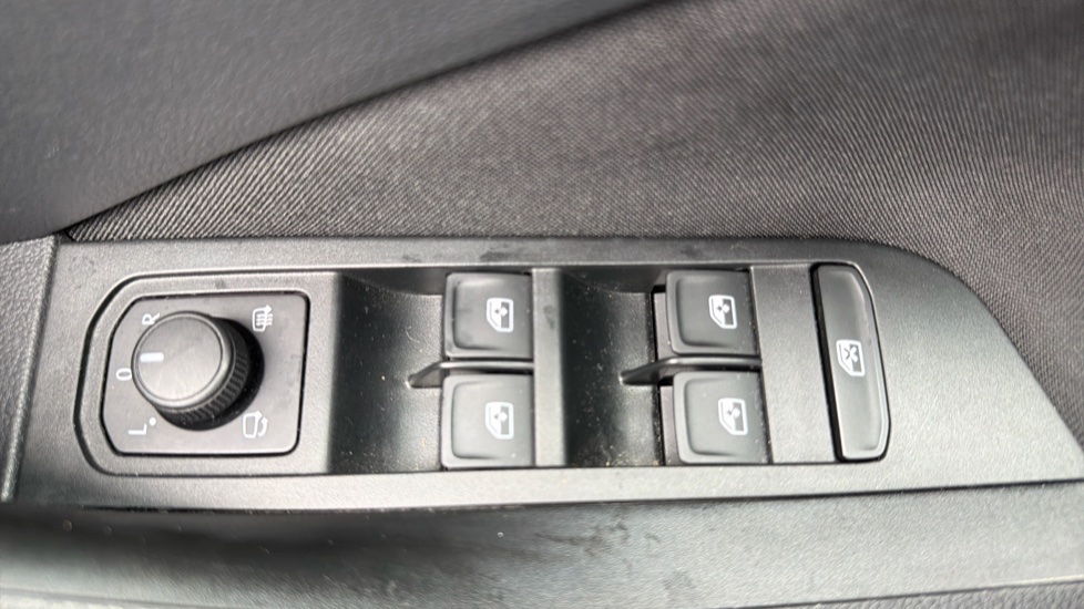Skoda Kamiq 1.5 TSI Monte Carlo 5dr DSG Petrol Hatchback - Image 19