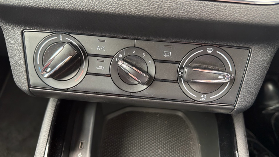Skoda Kamiq 1.5 TSI Monte Carlo 5dr DSG Petrol Hatchback - Image 27