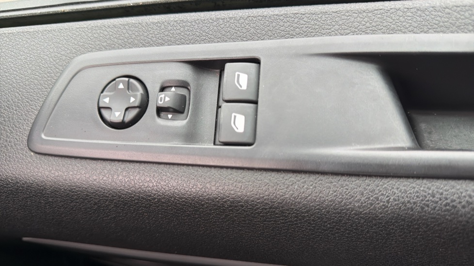Vauxhall Vivaro Life 100kW Ultimate L 50kWh 5dr Auto Electric Estate - Image 23