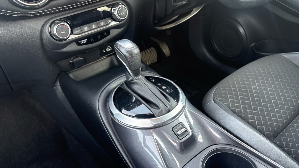 Nissan Juke 1.6 Hybrid N-Connecta 5dr Auto Hybrid Hatchback - Image 13