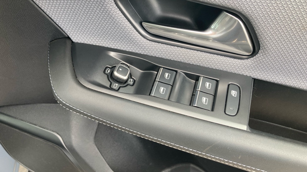 Vauxhall Grandland 1.2 Hybrid [136] Ultimate 5dr e-DCT6 [Pan Roof] Petrol Hatchback - Image 29