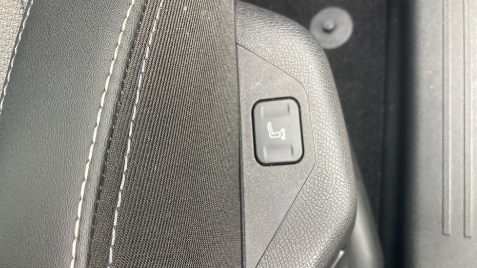 Vauxhall Grandland 1.2 Hybrid [136] Ultimate 5dr e-DCT6 [Pan Roof] Petrol Hatchback - Image 30