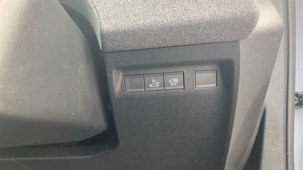 Vauxhall Grandland 1.2 Hybrid [136] Ultimate 5dr e-DCT6 [Pan Roof] Petrol Hatchback - Image 31