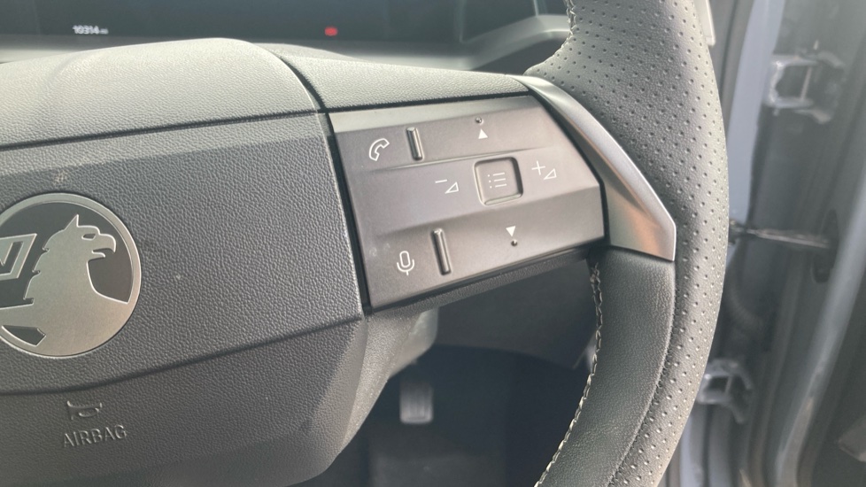 Vauxhall Grandland 1.2 Hybrid [136] Ultimate 5dr e-DCT6 [Pan Roof] Petrol Hatchback - Image 32