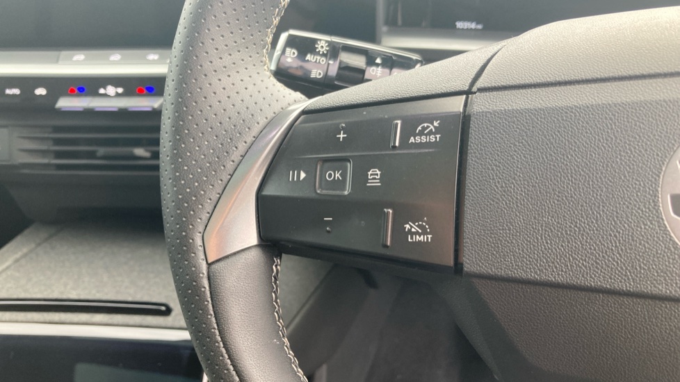 Vauxhall Grandland 1.2 Hybrid [136] Ultimate 5dr e-DCT6 [Pan Roof] Petrol Hatchback - Image 34