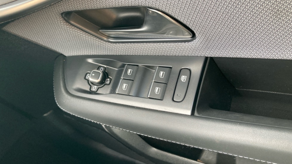 Vauxhall Grandland 1.2 Hybrid [136] Ultimate 5dr e-DCT6 [Pan Roof] Petrol Hatchback - Image 27