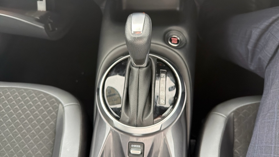 Nissan Juke 1.0 DiG-T 114 N-Connecta 5dr DCT Petrol Hatchback - Image 29