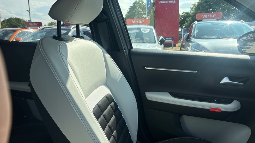 Citroen C3 Aircross 1.2 Hybrid [136] Max 5dr e-DCS6 Petrol Hatchback - Image 58
