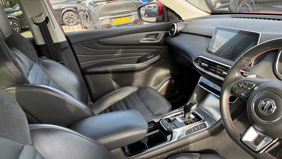 MG HS 1.5 T-GDI Exclusive 5dr DCT Petrol Hatchback - Image 14
