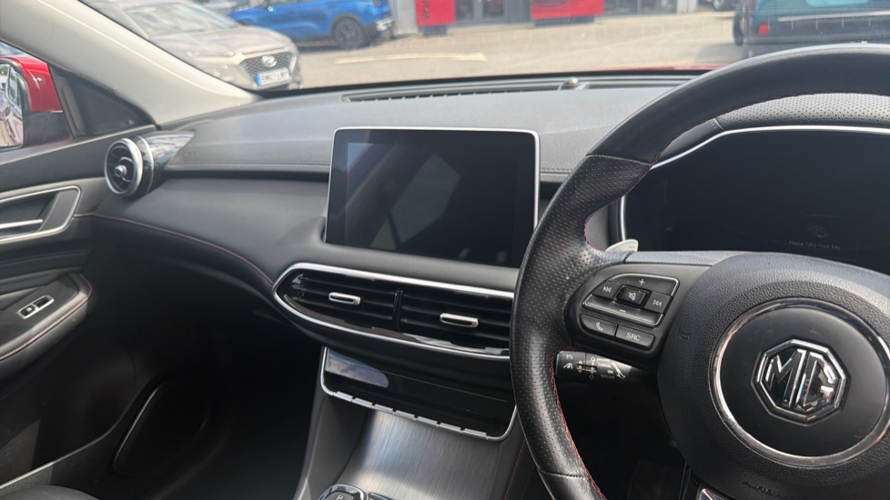 MG HS 1.5 T-GDI Trophy 5dr DCT Petrol Hatchback - Image 14