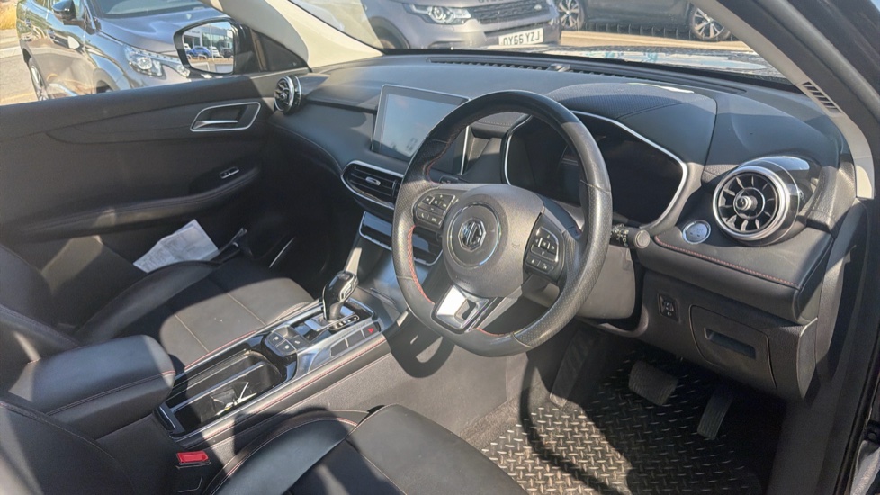 MG HS 1.5 T-GDI SE 5dr DCT Petrol Hatchback - Image 11