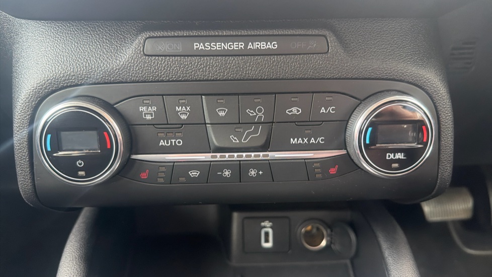 Ford Focus 1.0 EcoBoost 125 Titanium 5dr Auto Petrol Hatchback - Image 21