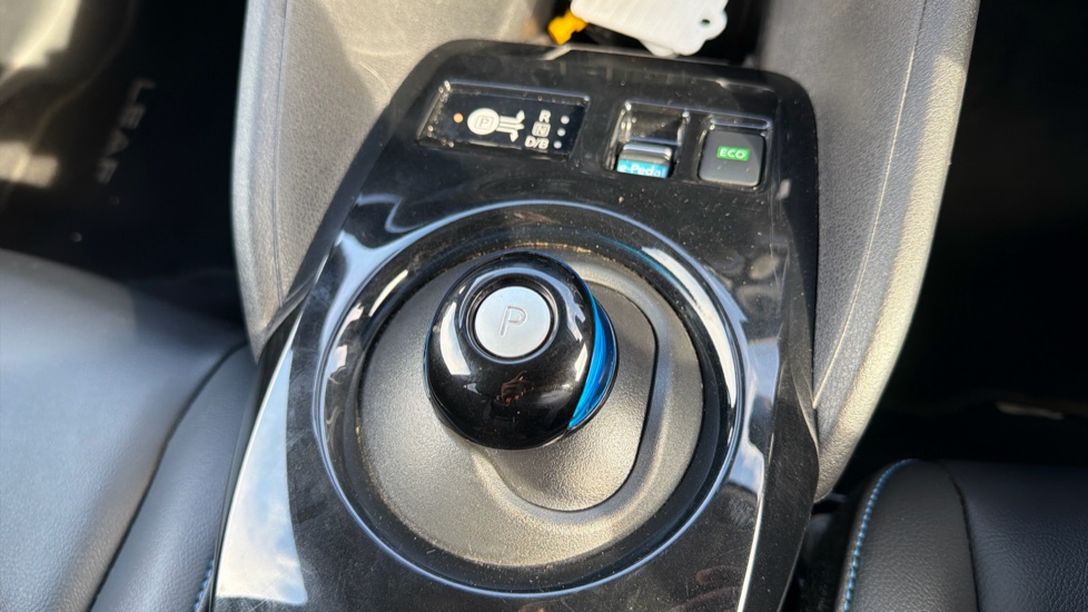 Nissan LEAF 110kW N-Connecta 39kWh 5dr Auto Electric Hatchback - Image 13